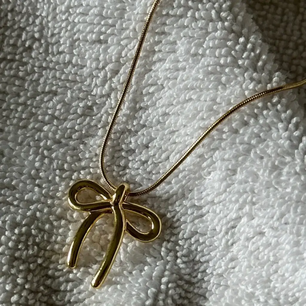 Kiss me bow necklace
