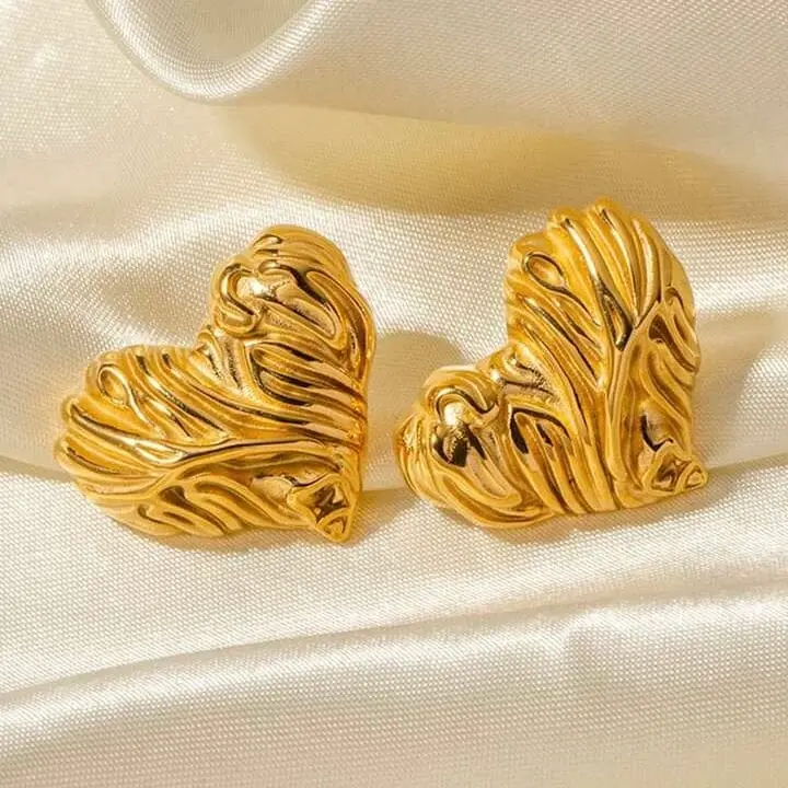Flirty heart earring