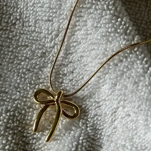 Kiss me bow necklace