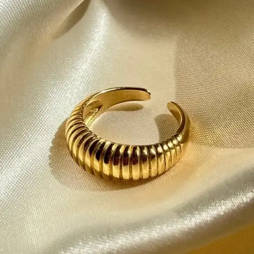 Twirling twist Ring
